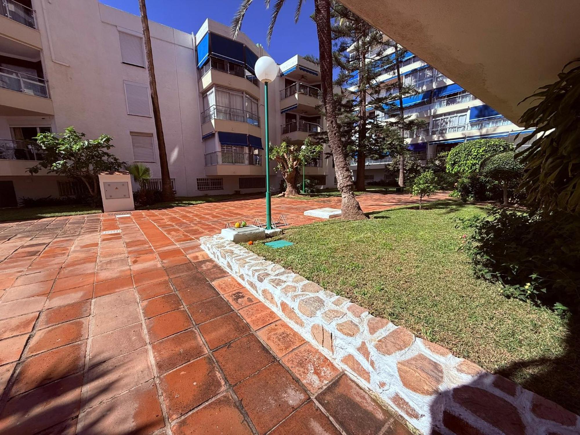 Apartamento En El Centro Cerca De La Playa Фуeнхирола Екстериор снимка