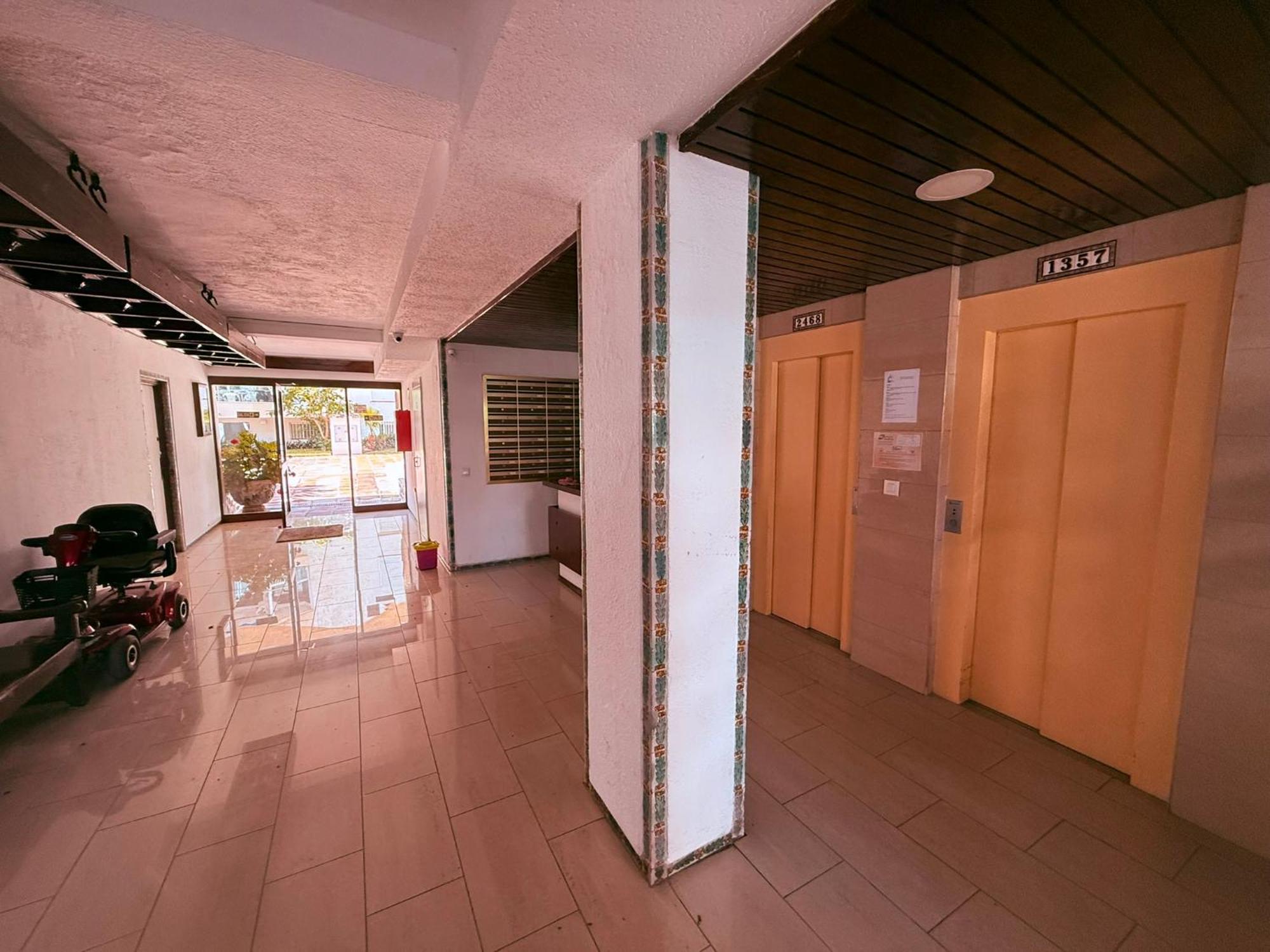Apartamento En El Centro Cerca De La Playa Фуeнхирола Екстериор снимка