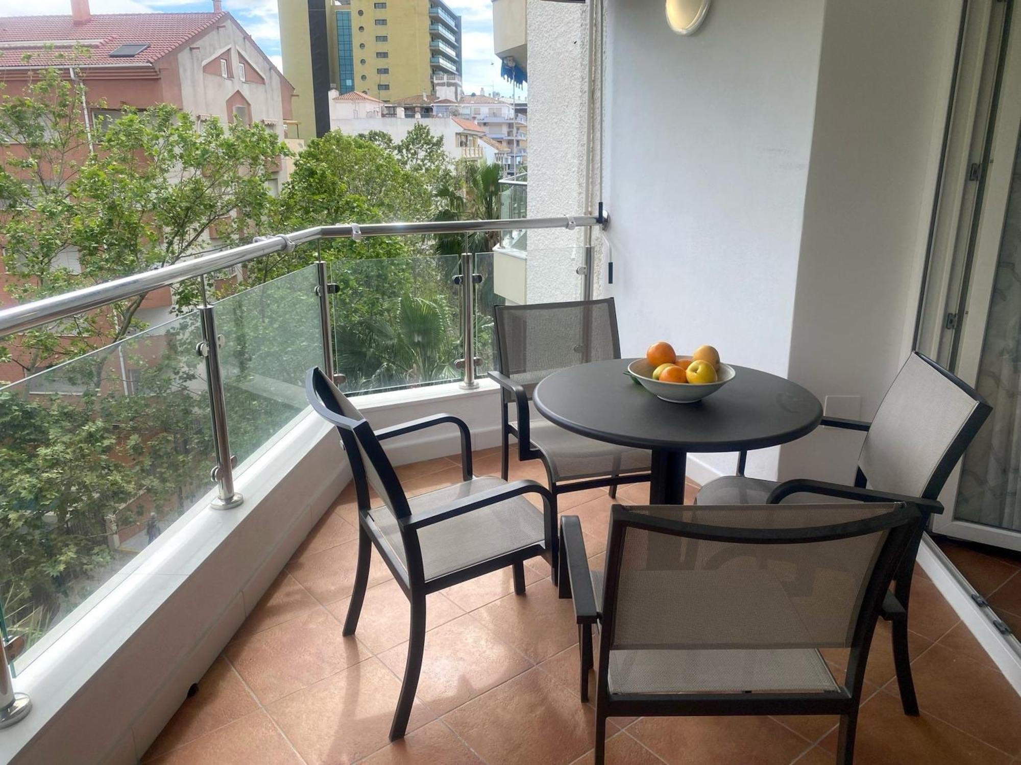 Apartamento En El Centro Cerca De La Playa Фуeнхирола Екстериор снимка