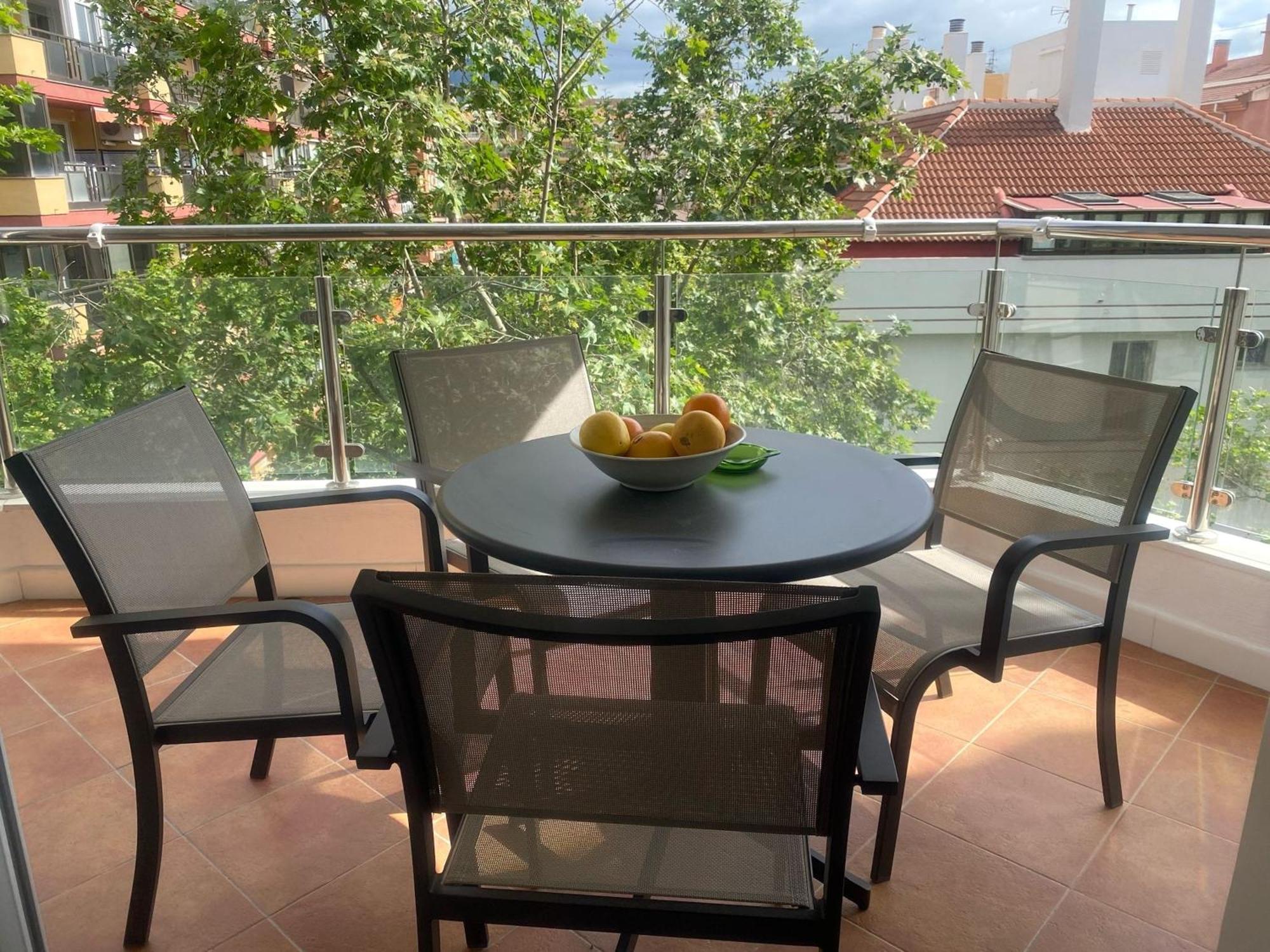 Apartamento En El Centro Cerca De La Playa Фуeнхирола Екстериор снимка
