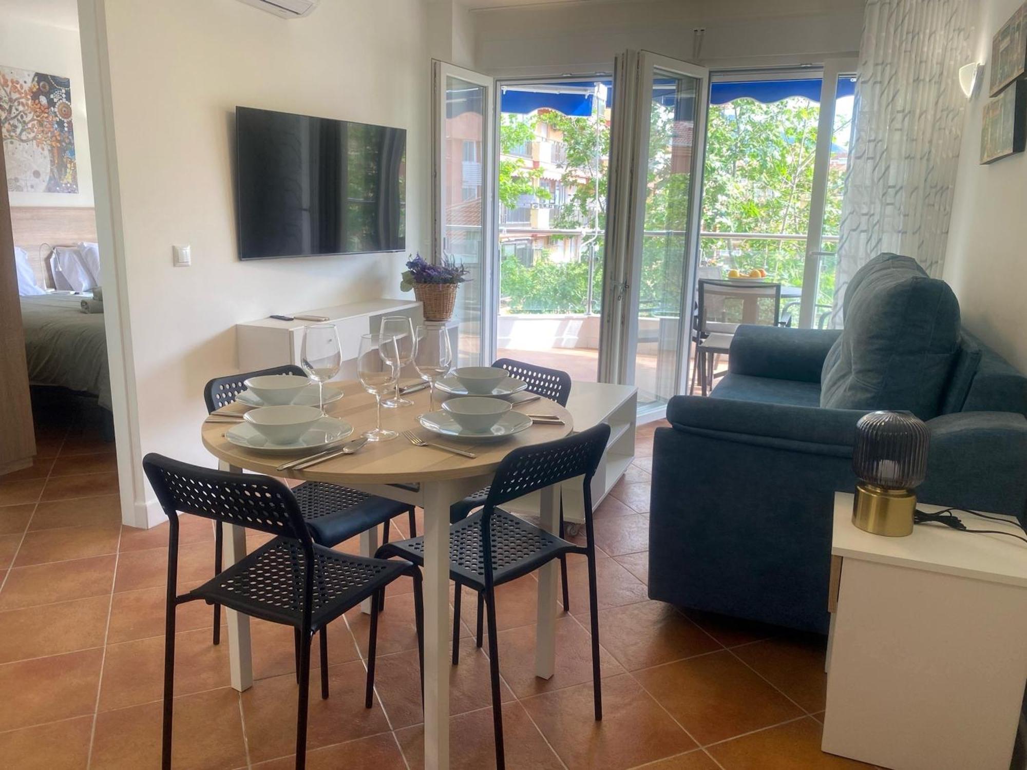 Apartamento En El Centro Cerca De La Playa Фуeнхирола Екстериор снимка