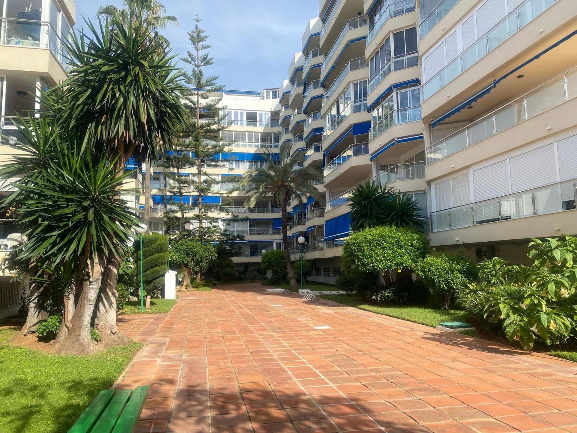 Apartamento En El Centro Cerca De La Playa Фуeнхирола Екстериор снимка
